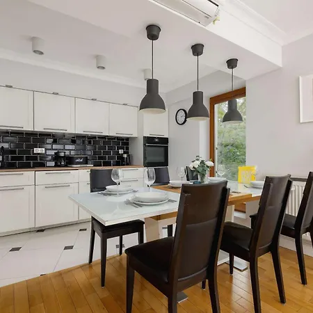 Appartement Air Conditioned In Cracow With Parking, Desk And Bathtub By Renters Krakau
