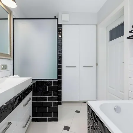 Air Conditioned In Cracow With Parking, Desk And Bathtub By Renters Appartement *