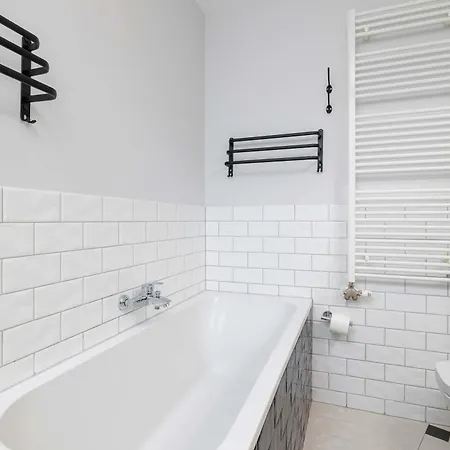 Appartement Air Conditioned In Cracow With Parking, Desk And Bathtub By Renters Krakau