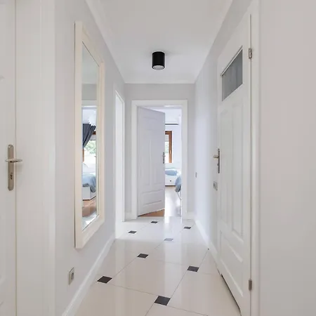 Air Conditioned In Cracow With Parking, Desk And Bathtub By Renters *