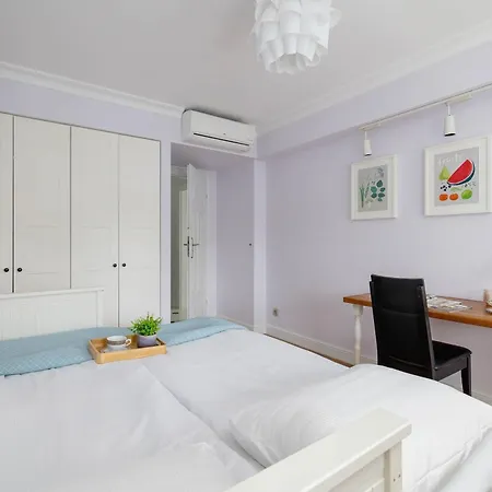 Appartement Air Conditioned In Cracow With Parking, Desk And Bathtub By Renters Krakau