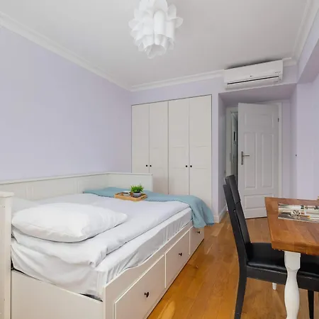 Air Conditioned In Cracow With Parking, Desk And Bathtub By Renters *