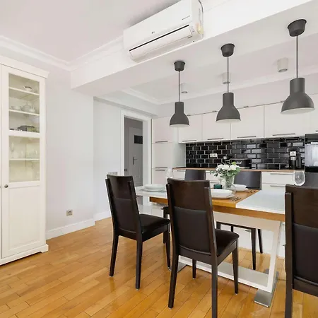Air Conditioned In Cracow With Parking, Desk And Bathtub By Renters * Krakau