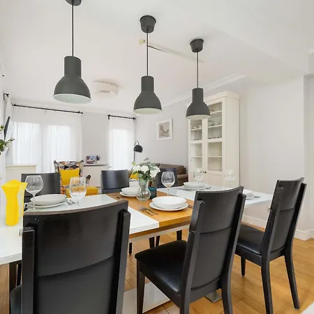 Appartement Air Conditioned In Cracow With Parking, Desk And Bathtub By Renters *