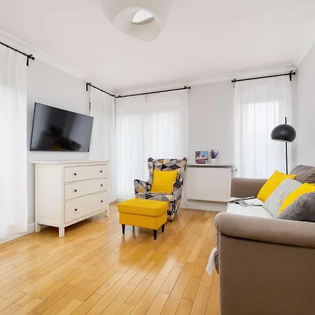 Air Conditioned In Cracow With Parking, Desk And Bathtub By Renters Appartement