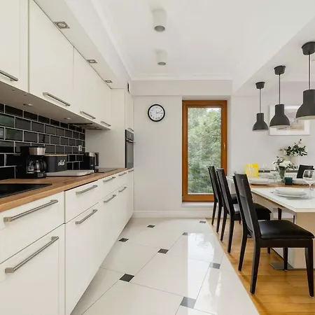 Appartement Air Conditioned In Cracow With Parking, Desk And Bathtub By Renters *