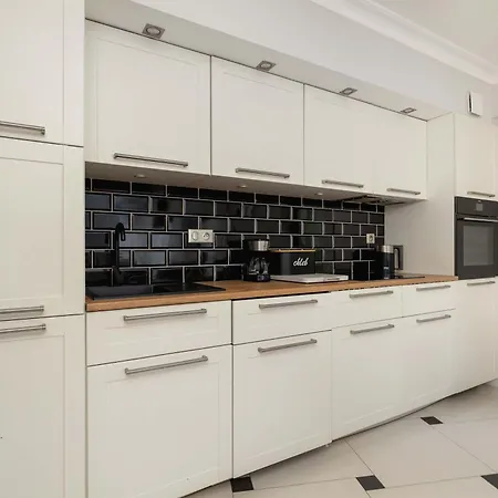 Appartement Air Conditioned In Cracow With Parking, Desk And Bathtub By Renters Krakau